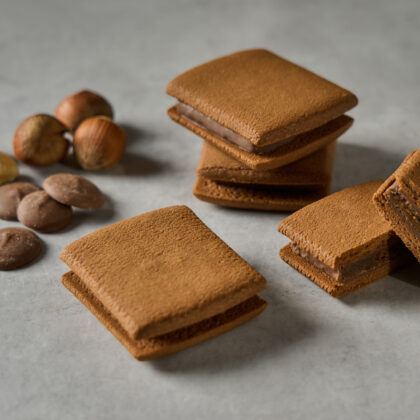 【横浜キャラメルラボ】昨年好評の「キャラメルショコラサンド プラリネノワゼット」が今年も登場。ナッツの香ばしさが広がる限定商品